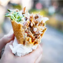 Kebab w tortilli: ile ma kcal? Sprawdź kalorie i wybierz mądrze