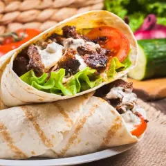 Ile kalorii ma kebab? Sprawdź, jak zamówić "fit" wersję!