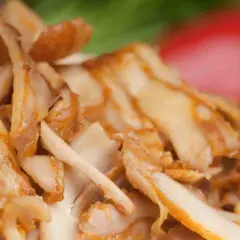 Pokrojone, soczyste mięso z kurczaka na kebab, z widocznymi przyprawami.