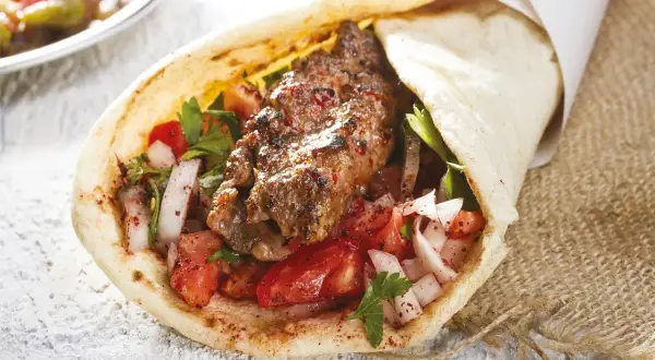 Ciasto na Kebab: Przepis na Puszystą Pitę i Elastyczny Lawasz