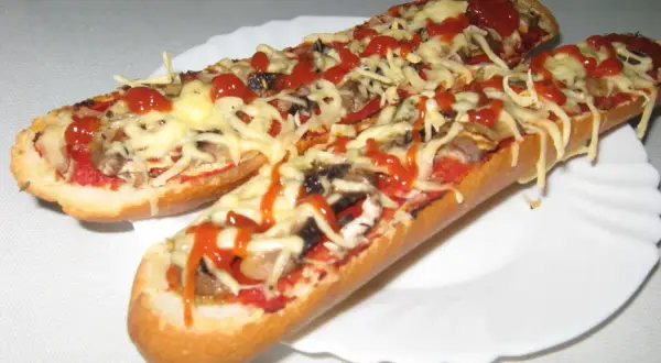 Zapiekanka z pieczarkami: przepis na kultowy smak z dzieciństwa