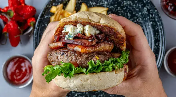 Domowy burger lepszy niż z restauracji? Odkryj sekret!