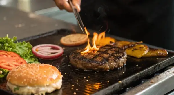 Mięso do burgera: Jak zrobić idealny kotlet? Poradnik eksperta