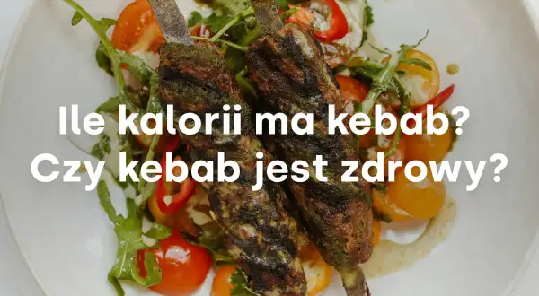 Dwa szaszłyki z mięsem i warzywami na talerzu.