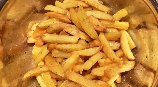 Perfekcyjne frytki z patelni? Odkryj sekret podwójnego smażenia!