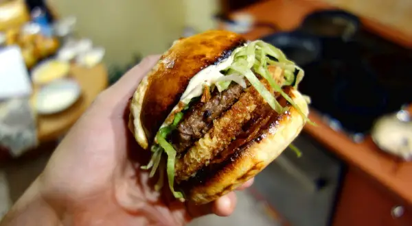 Domowy burger jak z McDonald's: Przepis na kultowy smak