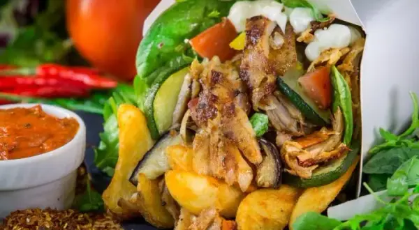 Kebab box kalorie: Ile ma i jak wybrać lżejszą wersję?