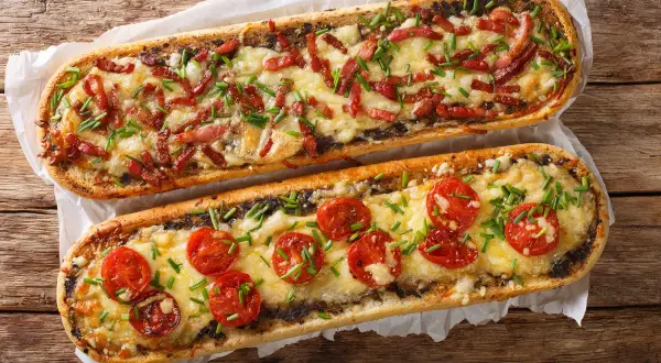 Ile kalorii ma zapiekanka? Sprawdź kalorie i przepisy fit