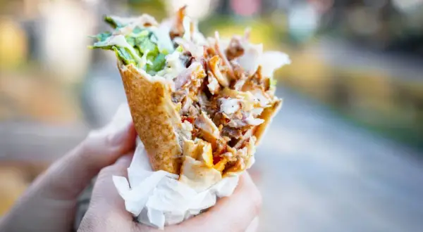 Kebab w tortilli: ile ma kcal? Sprawdź kalorie i wybierz mądrze