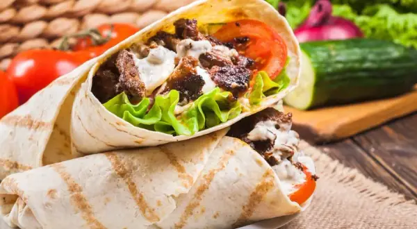 Ile kalorii ma kebab? Sprawdź, jak zamówić "fit" wersję!
