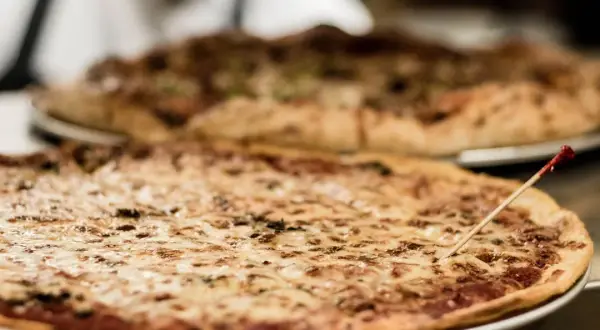 Ile kalorii ma pizza Margherita? Sprawdź fakty i porównaj