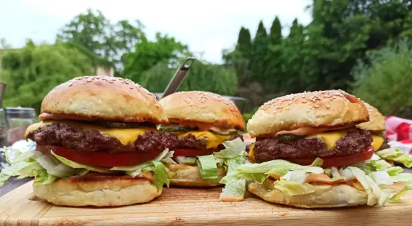 Domowe kotlety do burgerów: Jak zrobić lepsze niż w restauracji?
