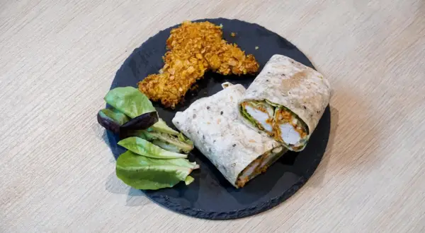 Jak zawijać kebab w tortilli? Sekret lokali bez wypadającego farszu