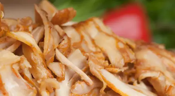 Pokrojone, soczyste mięso z kurczaka na kebab, z widocznymi przyprawami.
