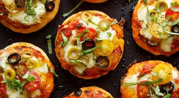 Mini pizze: Proste przepisy na każdą okazję. Zaskocz bliskich!