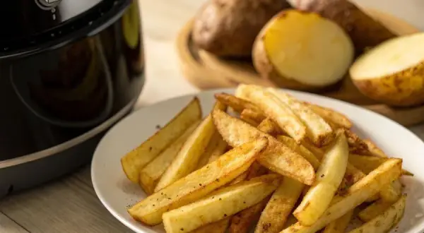 Sekret chrupiących frytek: Czas i temperatura smażenia (Air Fryer/Olej)
