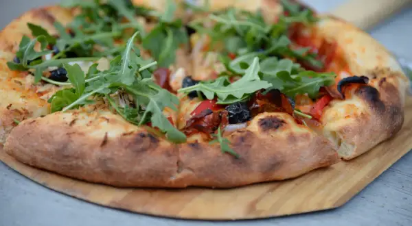 Jak zrobić idealne ciasto na pizzę? Prosty przepis krok po kroku