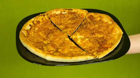 Kalorie pizzy: Ile kcal ma Twój ulubiony kawałek?