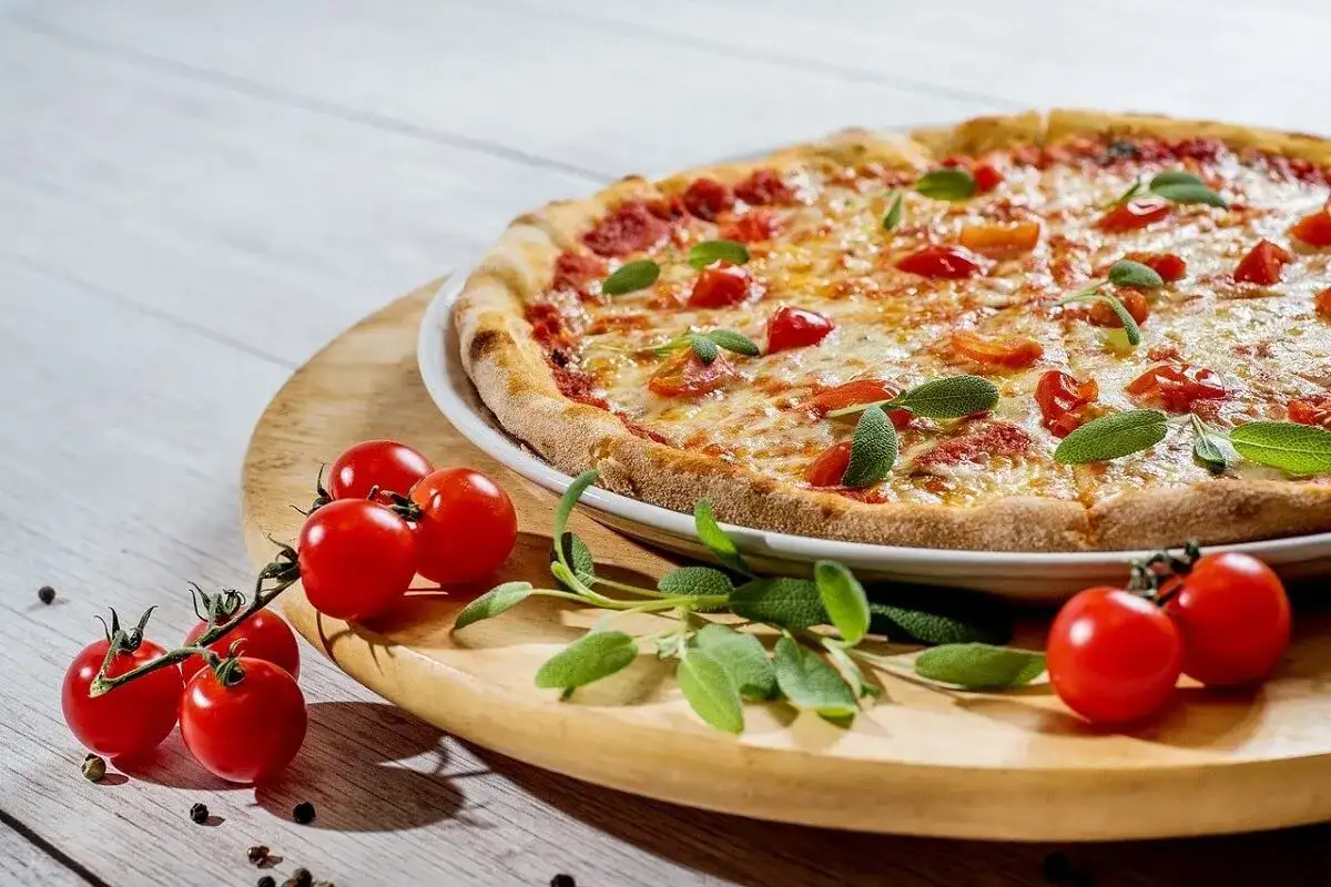 Pizza 50 cm dla ilu osób? Sprawdź, czy wystarczy na Twoją imprezę