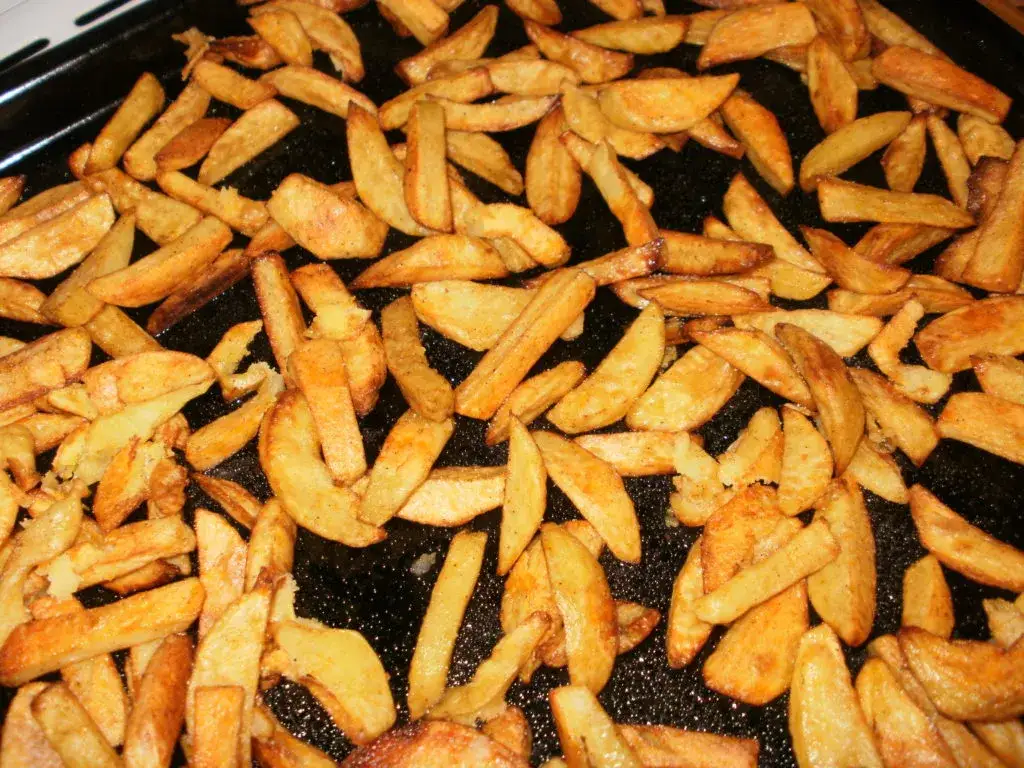 domowe frytki ze świeżych ziemniaków na blaszce
