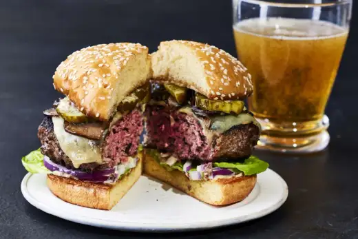 Soczysty burger: Ile mięsa, jaki tłuszcz? Unikaj tych błędów!