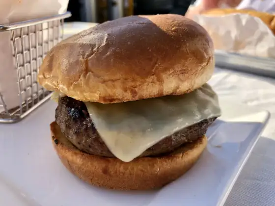 Prawdziwa historia hamburgera: Niemcy czy USA? Odkryj prawdę!